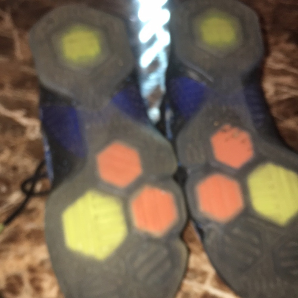 Boys Lebron 13s basketball shoes - Picture 3 of 4